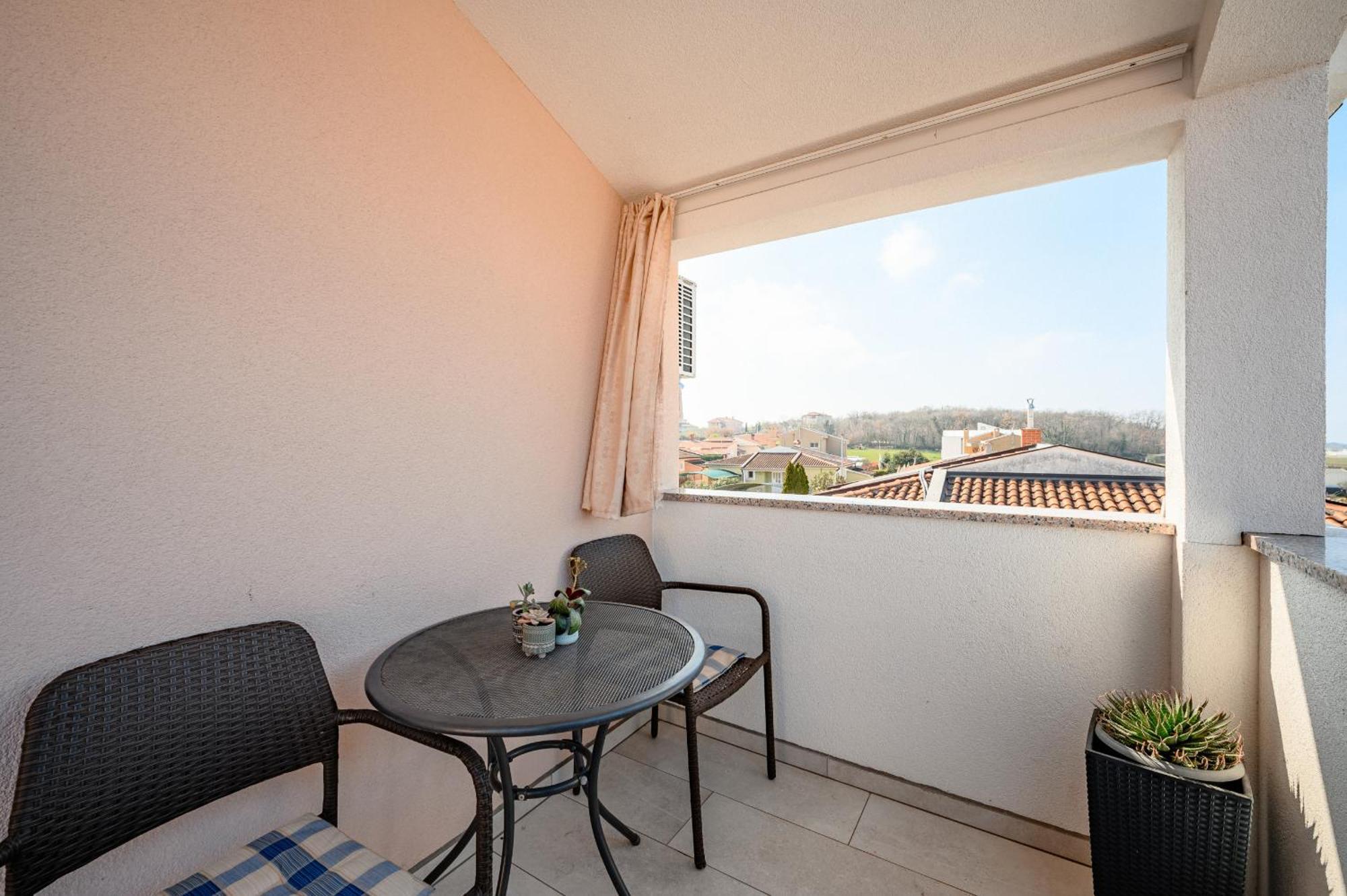 Apartament Charming Rose 1&2 With Pool