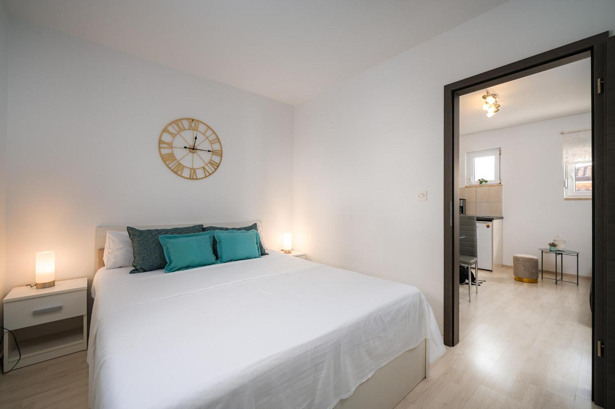 Apartament Charming Rose 1&2 With Pool